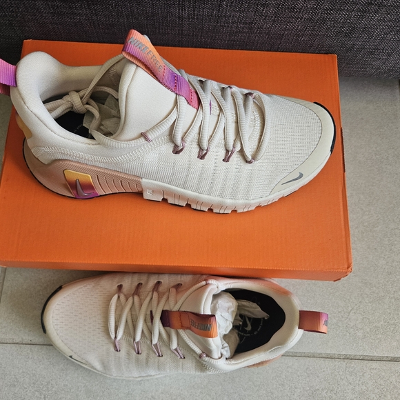 Nike Metcon 6 SE. Cream and Pink Sneakers. Size 5.5 - Picture 2 of 5